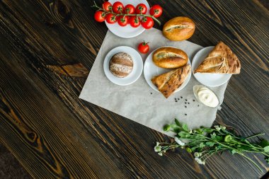 çeşitli ekmek ve kiraz domates ahşap arka plan üzerinde