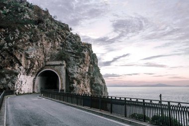 Amalfi sürücü. Tünel dağlarda