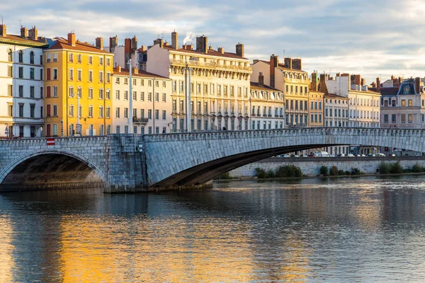 Puente en la ciudad francesa de Lyon — Foto de Stock