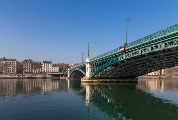 Puente metálico sobre un río — Foto de Stock