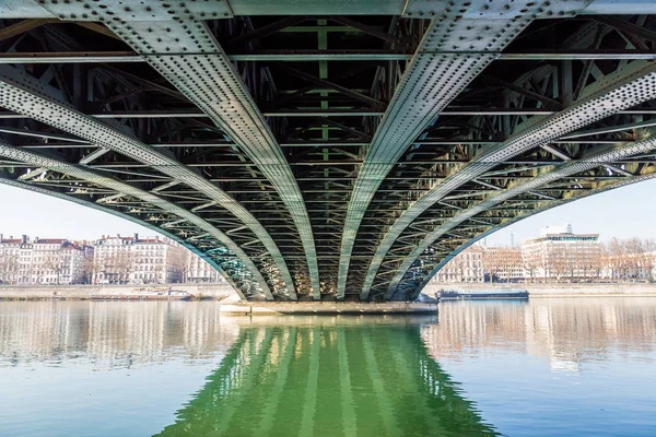 Bajo un puente con un río — Foto de Stock