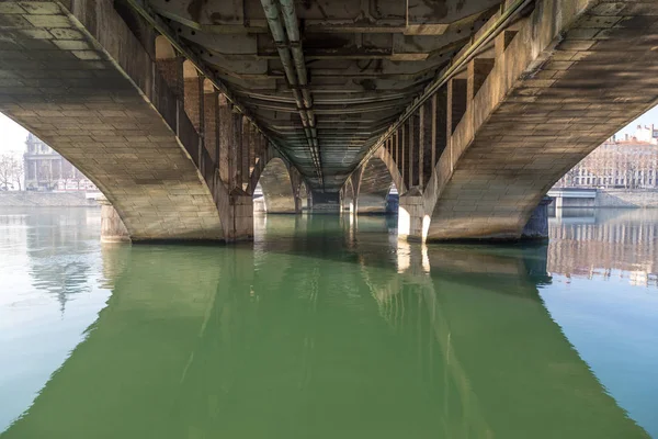 Bajo un puente con un río — Foto de Stock