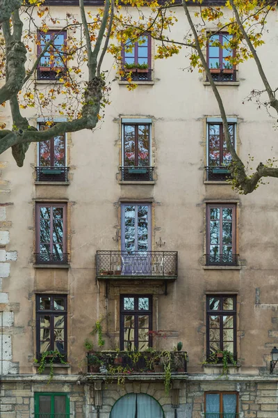 Ansikte av en gammal stad byggnad i Lyon — Stockfoto