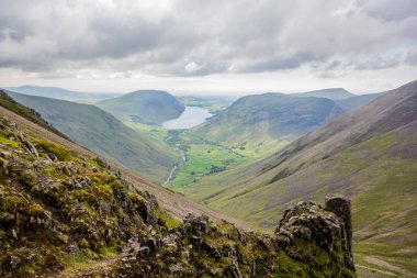 Bir göl ve tepeler Vadisi