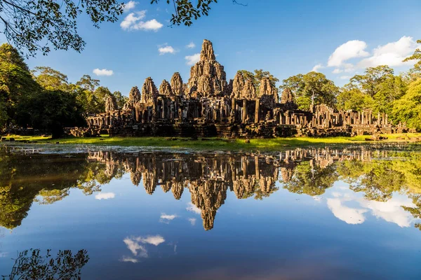 Angkor wat templo que refleja en un lago — Foto de Stock