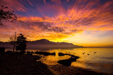 Canlı gün batımı ile Fransız dağlar 