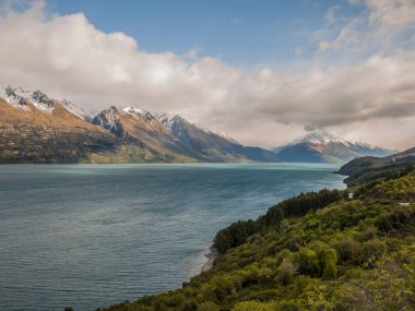 Göl kar caped Dağları ile 