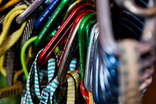 Karabinalar bir kablosunun üzerine