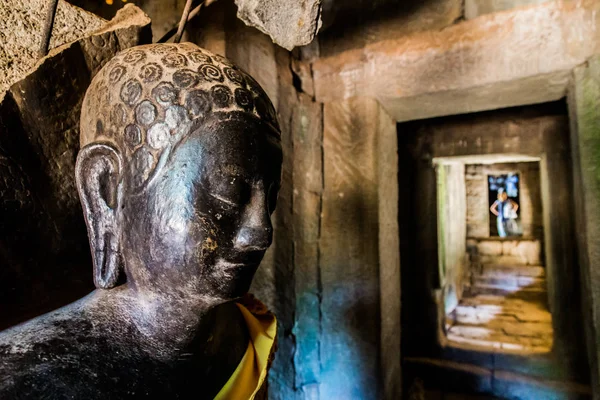 Estatua de Buda en un pasillo — Foto de Stock