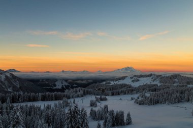 Sunrise karlı Alpler üzerinden