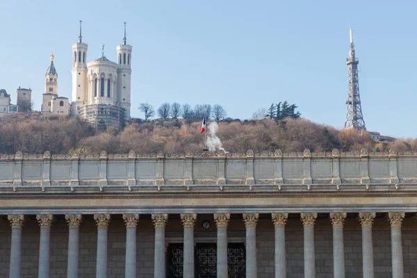 Cattedrale Fourviere sopra una casa di corte — Foto Stock