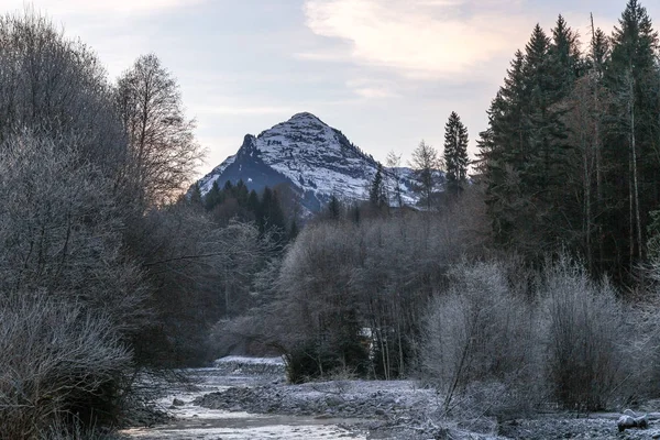 Montaña y un río Imagen De Stock