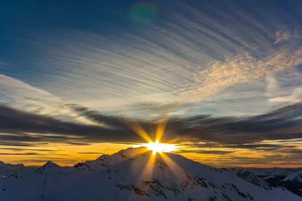 Puesta de sol sobre las montañas alpinas blancas y nevadas Imágenes De Stock Sin Royalties Gratis