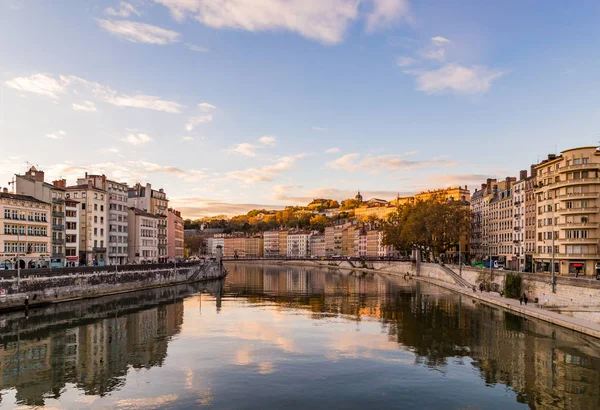 Río que atraviesa una ciudad en Francia — Foto de Stock