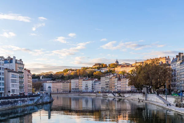 Río que atraviesa una ciudad en Francia — Foto de Stock