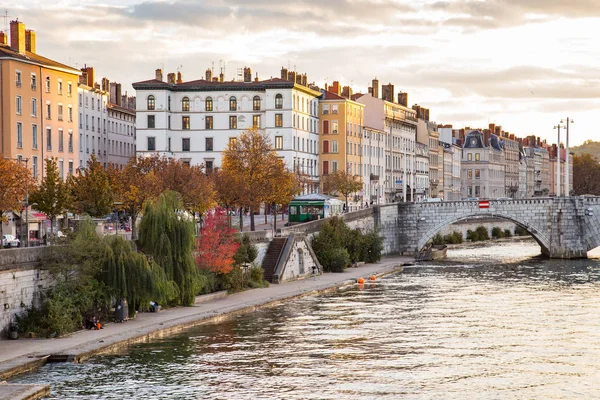 Río y puente en una ciudad de Francia — Foto de Stock