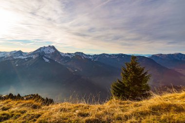 Çimenli dağ tarafı üzerinde sonbahar günbatımı 
