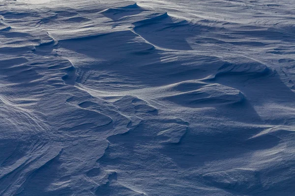Сніговий покрив вітру з сильними тінями — стокове фото