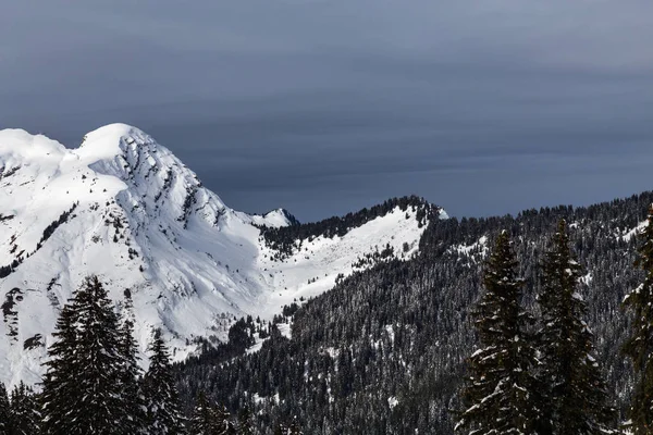 Горы, покрытые снегом и окруженные облаками — стоковое фото