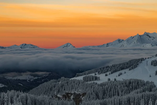 Hory s východem slunce v oblacích — Stock fotografie