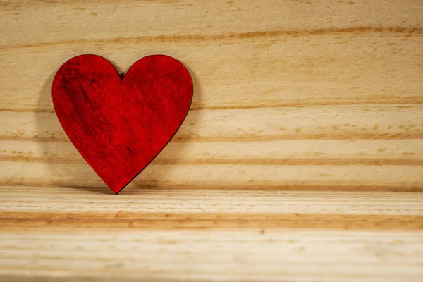 Corazón de madera roja — Foto de Stock