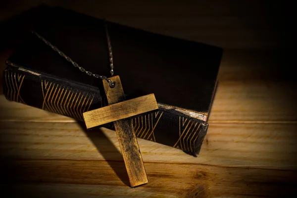 stock image Cross, bible on wood