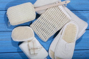 Mavi ahşap arka plan banyo ve spa aksesuarlar