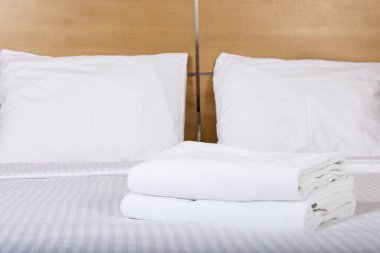 bir adet Çift Kişilik Yatak otel odasında iç