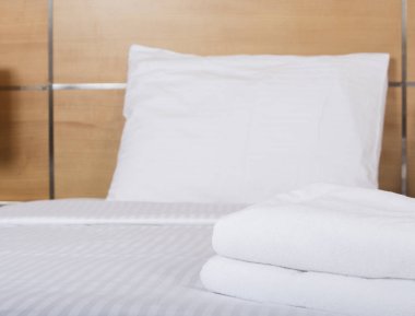 bir adet Çift Kişilik Yatak otel odasında iç