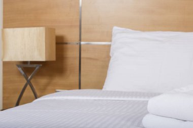 bir adet Çift Kişilik Yatak otel odasında iç