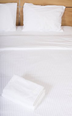 bir adet Çift Kişilik Yatak otel odasında iç