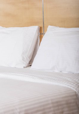 bir adet Çift Kişilik Yatak otel odasında iç