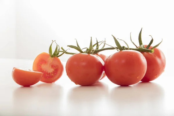 Foto de tomates muy frescos presentada sobre fondo blanco —  Fotos de Stock