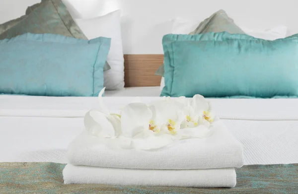 Král velké posteli v hotelovém pokoji luxusní — ストック写真