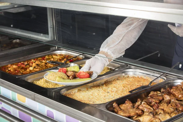 Chef parado detrás de la estación de servicio de almuerzo completo — Foto de Stock