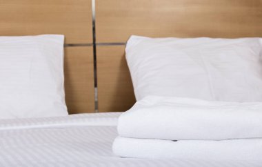 bir adet Çift Kişilik Yatak otel odasında iç