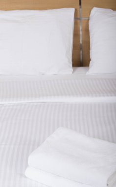 bir adet Çift Kişilik Yatak otel odasında iç