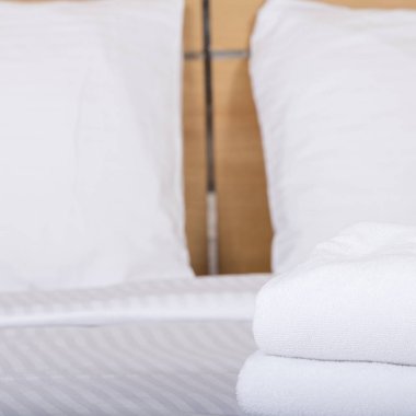 bir adet Çift Kişilik Yatak otel odasında iç