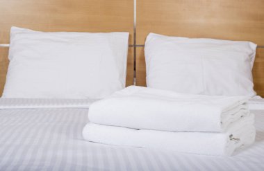 bir adet Çift Kişilik Yatak otel odasında iç