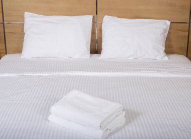 bir adet Çift Kişilik Yatak otel odasında iç