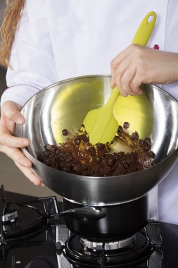 metal kase ve çırpma teli ile zengin koyu eritilmiş çikolata sosu, buna 