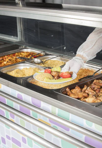 Chef dietro la stazione di servizio per il pranzo completo — Foto Stock