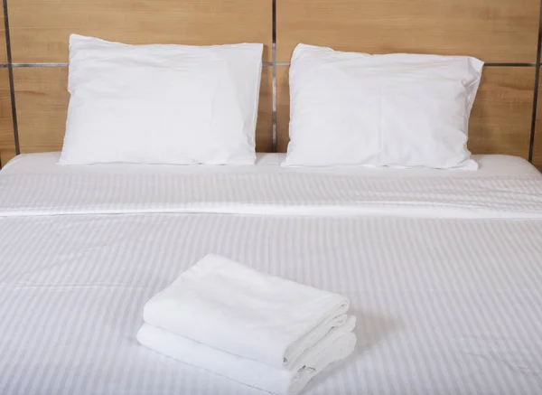 Innenraum eines Hotelzimmers mit Doppelbett — Stockfoto