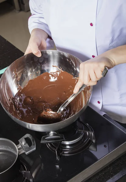 Tigela de metal e batedor com rico molho de chocolate escuro derretido, em — Fotografia de Stock