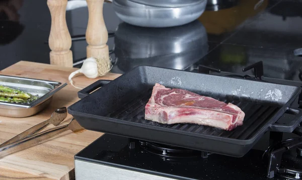 Gegrilde black angus steak op de barbecue ijzeren pan — Stockfoto