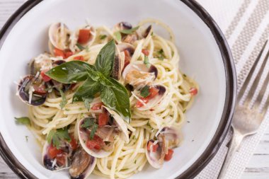 Spagetti vongole ahşap arka plan üzerinde