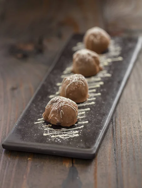 Trufa chocolates no fundo escuro — Fotografia de Stock