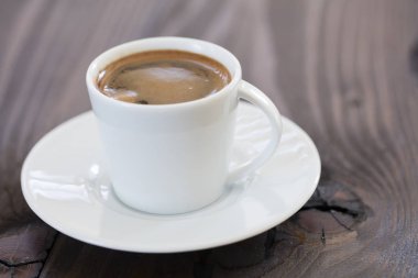 ahşap arka plan üzerinde geleneksel bir fincan Türk kahvesi servis