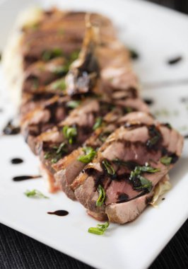 ördek dilimleri soya sosu ve siyah masada yeşil otlar ile fileto