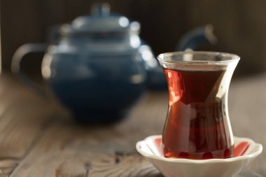 Türk çayı ile otantik cam fincan koyu arka plan üzerinde